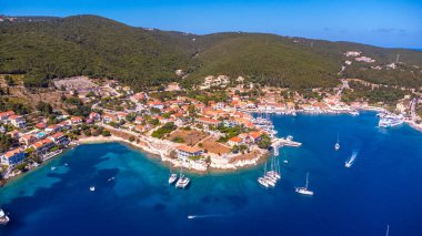 Yunanistan 'ın Kefalonia adasındaki Fiskardo köyünün hava manzarası
