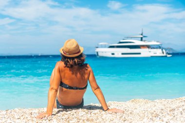 Yunanistan 'ın Akdeniz' indeki İyon Denizi 'ndeki Ithaki veya Ithaca adasındaki Gidaki Plajı' nda bir turist kadının portresi