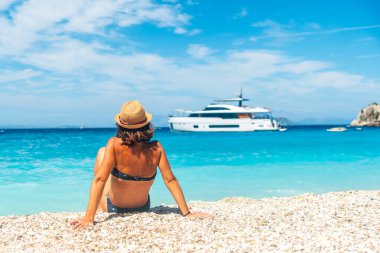 Akdeniz 'deki İyon Denizi' ndeki İthaki veya İtaka adasındaki Gidaki Sahili 'nde oturan bir turist kadının portresi