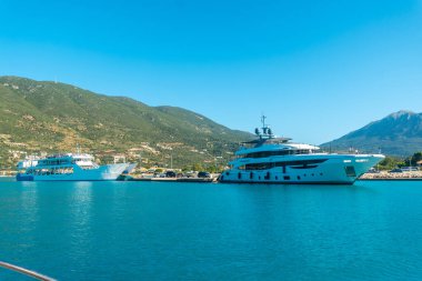 Vasiliki şehrinde Lefkada adasının güneyindeki turkuaz deniz manzarası. Yunanistan