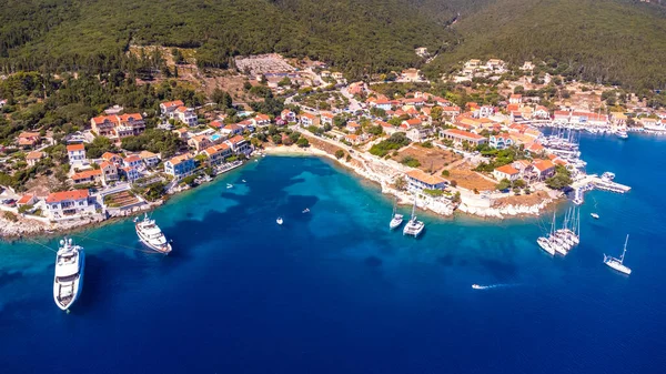 Yunanistan 'ın Kefalonia adasındaki Fiskardo köyünün hava manzarası