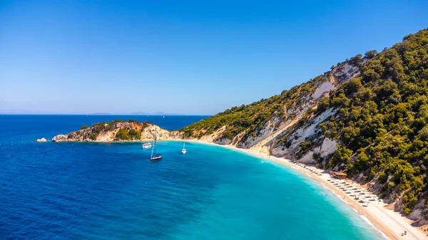 ギリシャの地中海のイオニア海の木崎またはイタハカ島のギザキのターコイズ水とのパラダイスビーチの空想的な眺め — ストック写真