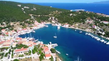 Yunanistan 'ın Kefalonia adasındaki Fiskardo köyünün hava manzarası