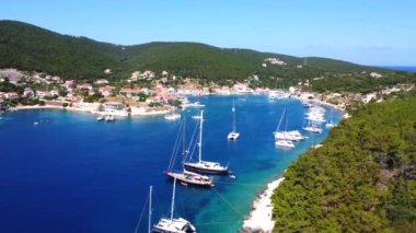 Yunanistan 'ın Kefalonia adasındaki Fiskardo köyünün hava manzarası