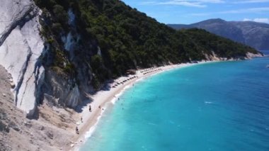 Yunanistan Akdeniz 'deki İyon Denizi' ndeki Ithaki veya Ithaca adasındaki Gidaki Plajında lüks tekneler