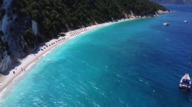 Yunanistan 'ın Akdeniz Denizi' ndeki İyon Denizi 'ndeki Ithaki veya Ithaca adasında Gidaki' nın turkuaz suyuyla cennet manzarası