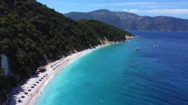 Yunanistan 'ın Akdeniz Denizi' ndeki İyon Denizi 'ndeki Ithaki veya Ithaca adasında Gidaki' nın turkuaz suyuyla cennet manzarası