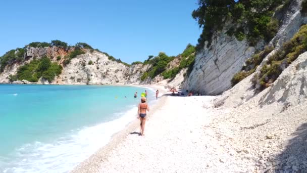 그리스의 지중해에 이토니아 이타키 이타카의 기다키 해변에서 여자의 초상화 — 비디오