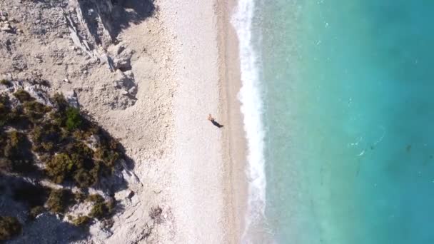 Aerial View Woman Walking Turquoise Water Beach Gidaki Island Ithaki — Stock Video