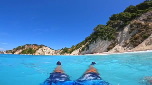 Hombre Turismo Divirtiéndose Agua Playa Gidaki Isla Ithaki Ithaca Mar — Vídeos de Stock