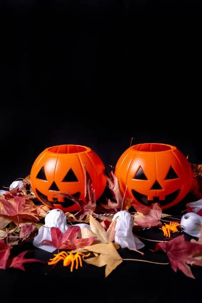 Calabazas Halloween Sobre Hojas Rojas Otoño Fantasmas Sobre Fondo Negro — Foto de Stock