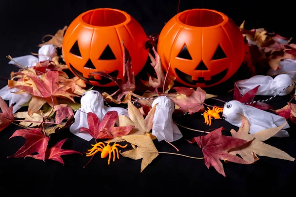 Detail Von Halloween Kürbissen Über Roten Herbstblättern Und Geistern Auf — Stockfoto