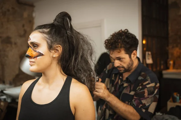 Přípravy Halloween Party Kadeřník Dokončil Účes Lak Vlasy Klienta Salonu — Stock fotografie