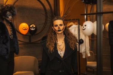 Arkadaşlarla bir disko gece kulübünde cadılar bayramı partisi, boyalı yataklı bir kadın portresi.