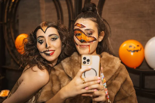 Női Barátok Jelmezben Halloween Partin Barátokkal Egy Diszkó Nightclubban — Stock Fotó