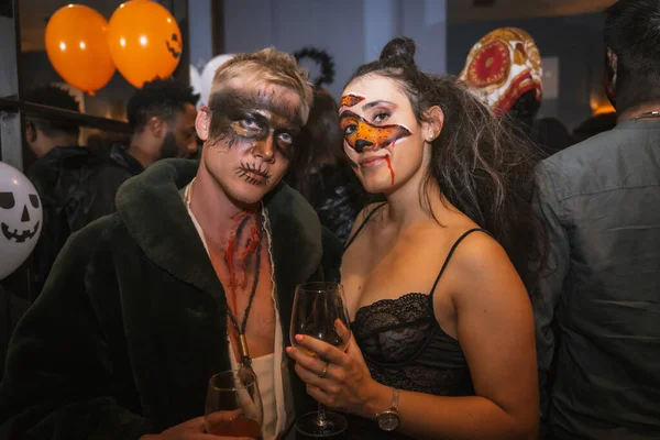 Porträtt Ett Par Kostymer Och Smink Halloweenfesten Med Vänner Disco — Stockfoto