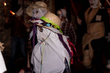 Cadılar Bayramı geceleri kostümlü insanlarla şehrin sokaklarında dolaşır.