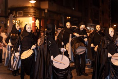 Cadılar Bayramı geceleri kostümlü insanlarla şehrin sokaklarında dolaşır.