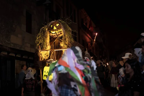 Dia Das Bruxas Desfile Pelas Ruas Cidade Noite Com Pessoas — Fotografia de Stock
