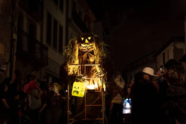 Halloween Parádé Város Utcáin Éjjel Jelmezes Emberekkel — Stock Fotó