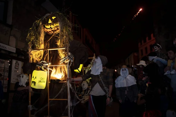 Halloween Parad Genom Gatorna Staden Natten Med Människor Kostymer — Stockfoto