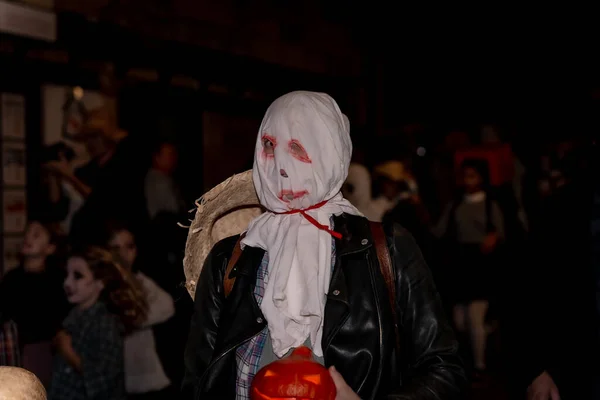 Halloween Parade Door Straten Van Stad Nachts Met Mensen Kostuums — Stockfoto