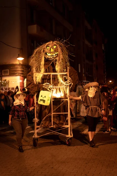 Хэллоуин Парад Улицам Города Ночью Людьми Костюмах — стоковое фото