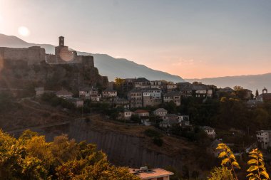 Arnavutluk 'un Cirokaster kenti saat kulesi ve kalesi üzerinde gün batımı manzarası