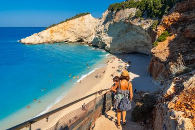 Yunanistan 'ın Lefkada adasındaki Porto Katsiki plajına giden merdivenlerden inen kadın