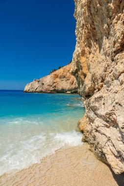 Yunanistan 'ın Lefkada adasındaki Porto Katsiki Sahili kayalıklarının kenarları