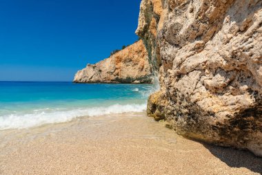 Yunanistan 'ın Lefkada adasındaki Porto Katsiki plajının güzel kayalıkları