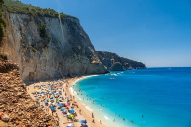 Yunanistan 'ın Lefkada adasındaki Porto Katsiki plajının yukarıdan panoramik manzarası