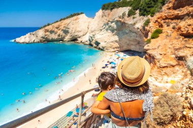 Yunanistan 'ın Lefkada adasındaki Porto Katsiki plajına giden merdivenlerden inen kadın