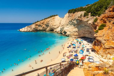 Yunanistan 'ın Lefkada adasındaki Porto Katsiki plajına giden merdivenler