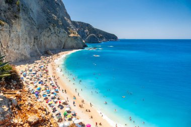 Yunanistan 'ın Lefkada adasındaki Porto Katsiki plajının yukarıdan panoramik manzarası