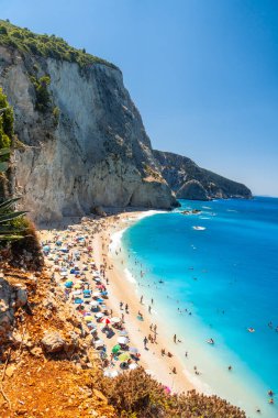 Yunanistan 'ın Lefkada adasındaki Porto Katsiki plajının yukarıdan panoramik manzarası