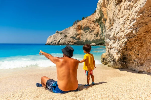 Yaz tatilinde Porto Katsiki plajında eğlenen bir baba ve çocuk Lefkada Adası, Yunanistan