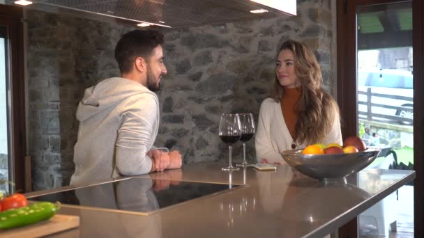 一对夫妇在他们家的厨房里喝一杯酒 在一个浪漫的时刻过着一对夫妇的生活 4K视频 — 图库视频影像