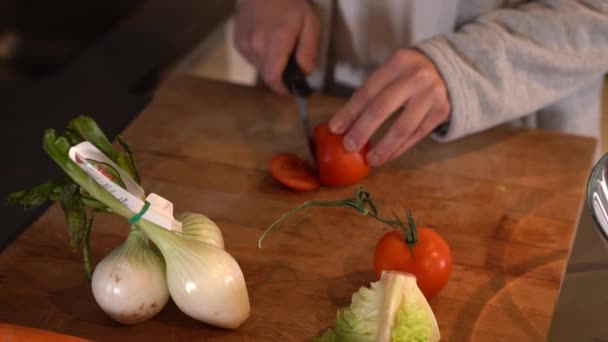 Tânăr Caucazian Care Pregătește Salată Pentru Prietena Lui Bucătăria Casei — Videoclip de stoc