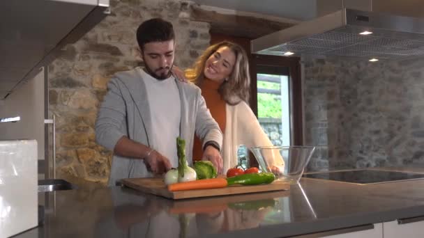 一个年轻人在自家厨房为女朋友准备沙拉的细节 情人节那天一对情侣的生活方式 4K视频 — 图库视频影像