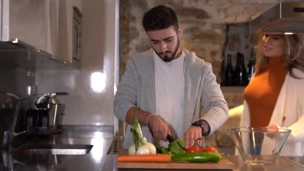 Tiro Cima Jovem Caucasiano Preparando Uma Salada Para Sua Namorada — Vídeo de Stock
