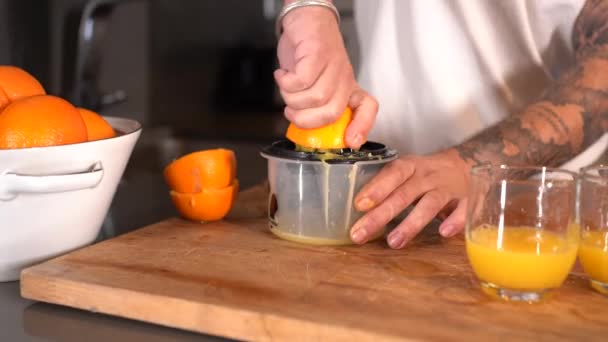 Részlet Egy Férfi Készít Reggelit Egy Gyümölcslevet Partnere Aki Várja — Stock videók