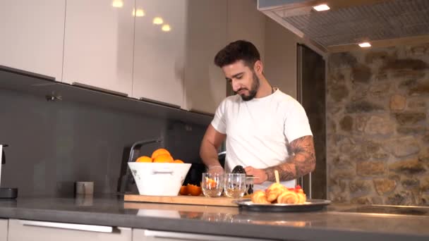 一个男人正在为他的伴侣准备早餐和果汁 他正在床上等着他 在一个浪漫的情人节夜晚 一个4K的视频 — 图库视频影像