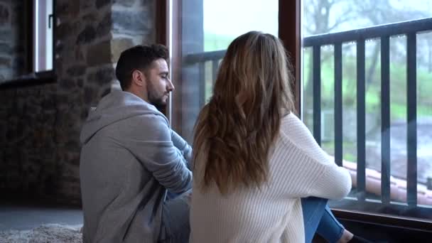 一对白种人夫妇在自家阁楼的窗前放松 在一个浪漫的夜晚生活 4K视频 — 图库视频影像