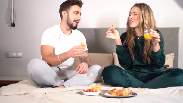 一对微笑的夫妇在床上吃早餐 在浪漫的情人节夜晚生活 4K视频 — 图库视频影像