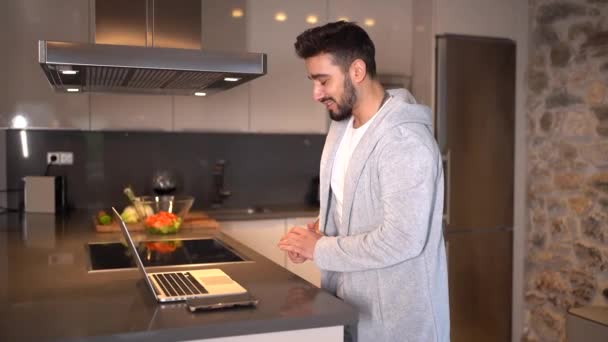 Ένας Νεαρός Άνδρας Τηλεεργάζεται Από Σπίτι Στην Κουζίνα Διεξάγει Μια — Αρχείο Βίντεο