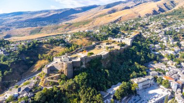 Arnavutluk 'un Cirokaster veya Cirokastra kentindeki eski kale ve kalenin hava manzarası.