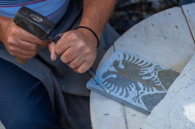 Arnavut heykeltraşın doğraması ülkenin armasını taştan yapıyor