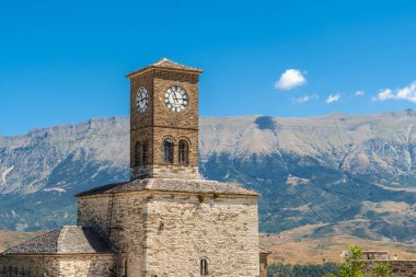 Gjirokaster veya Cirokastra 'daki Osmanlı Kalesi' ndeki saat kulesi. Arnavutça