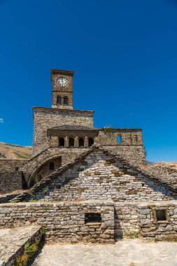 Cirokaster veya Cirokastra 'daki Osmanlı şatosundaki saat kulesi. Arnavutluk, Kulla e Sahatit